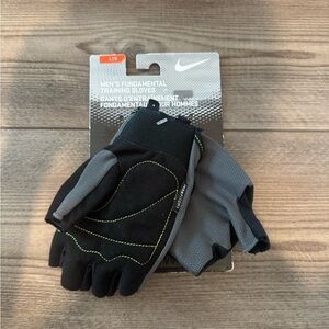 Nike Men's Black and Gray Fundamental Gloves